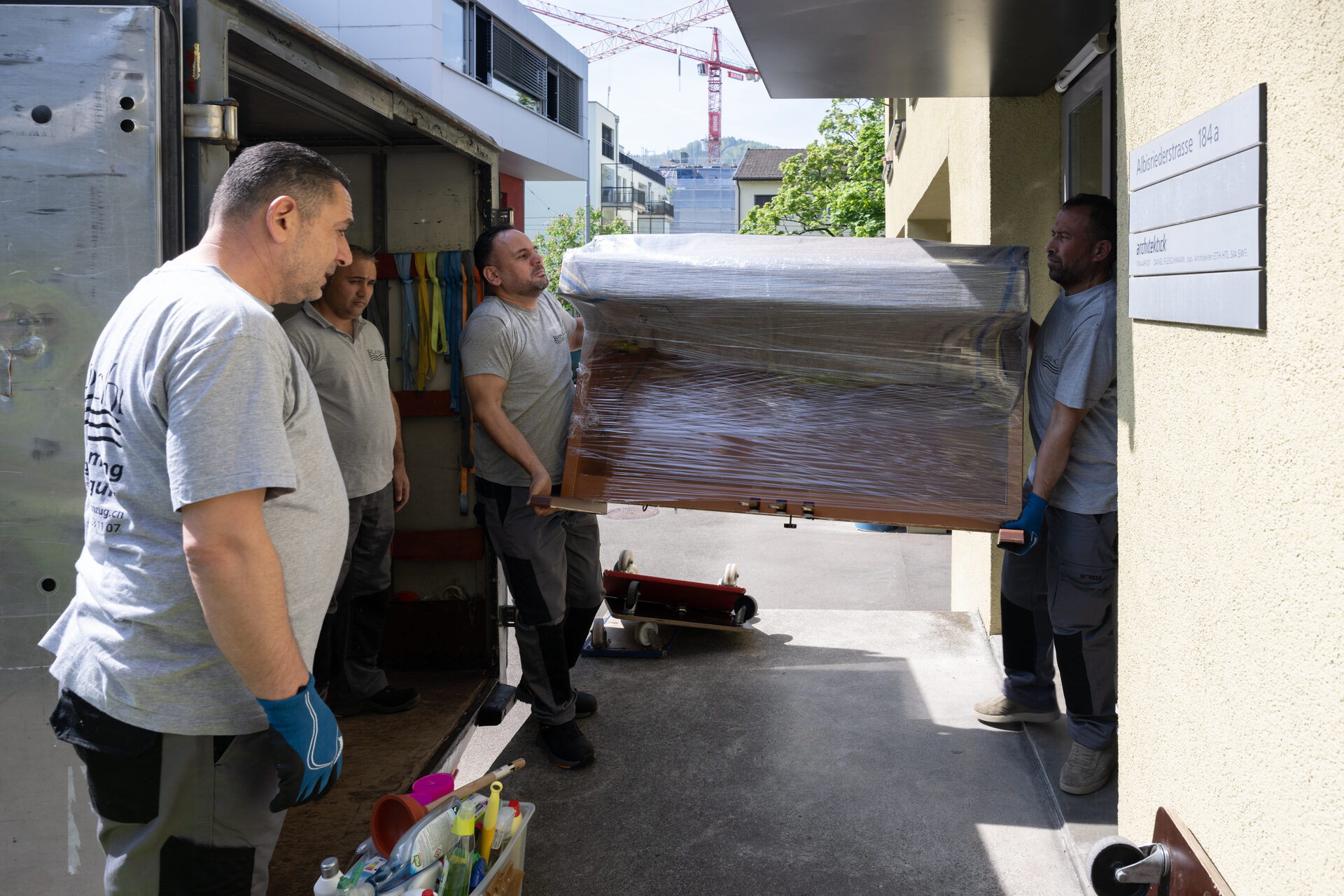 Professionelles Verladen von Möbeln in den Umzugswagen
