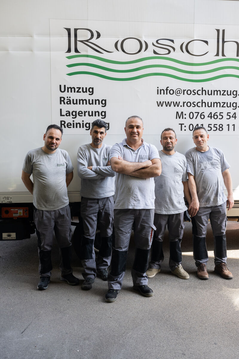 Das Rosch Umzug Team vor dem Firmenwagen