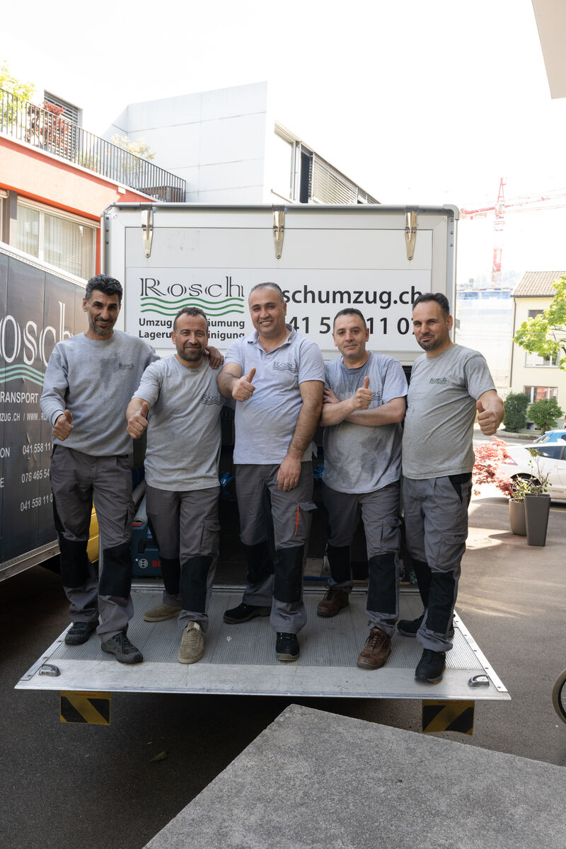 Zufriedenes Team nach erfolgreichem Umzug