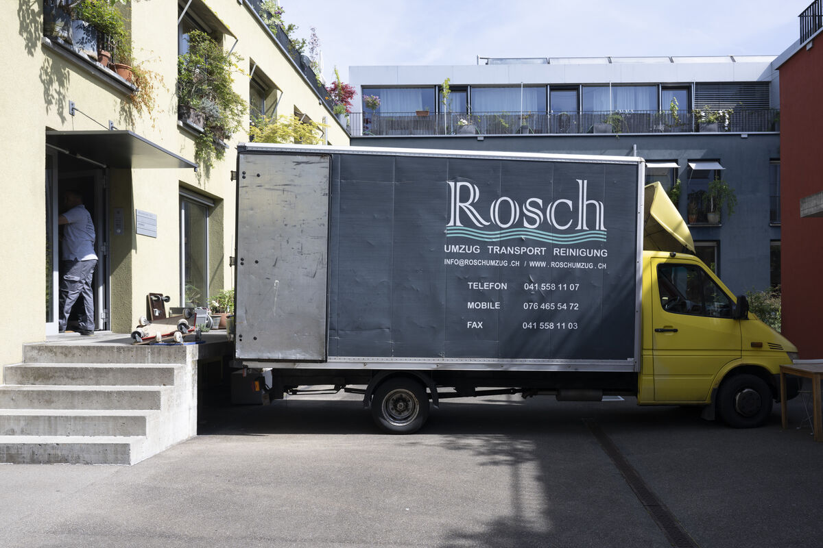 Team beim gemeinsamen Verpacken von Möbeln